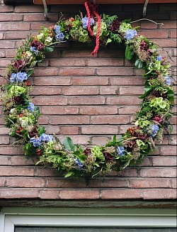 Kranz für Hauswand , frische Blumen, sehr groß Durchmesser 1 Meter